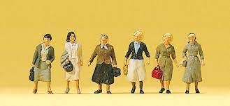 Preiser Female Commuters Going To The Railway